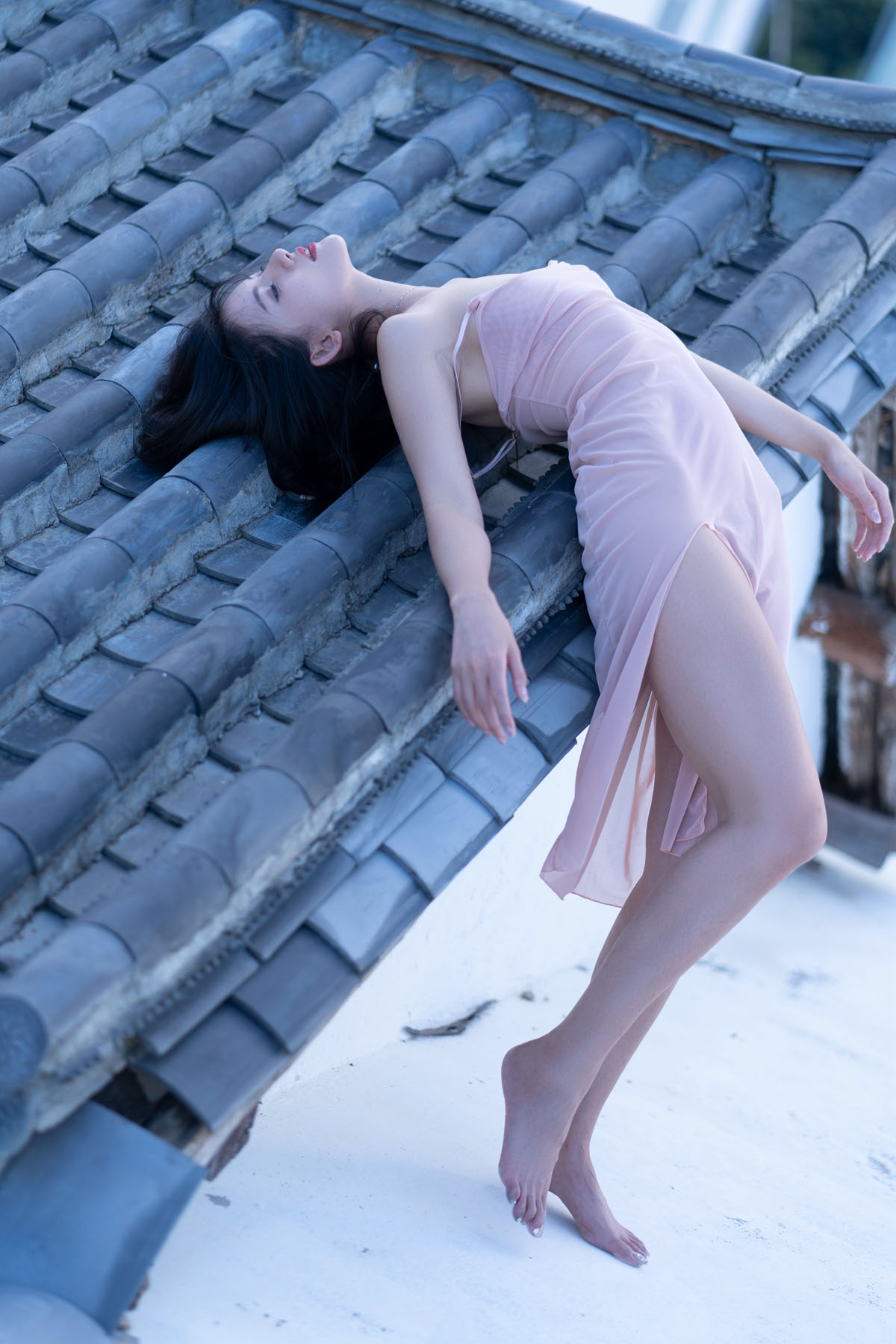 最新超人气嫩模阿朱(就是阿朱啊)天台屋顶露出摄影 性感酥乳窈窕身材 4K原版视频超细腻[105P+1V/4K 2.75G]插图5